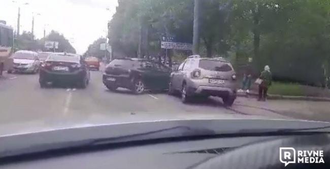 У Рівному на вулиці Данила Галицького зіткнулись дві автівки (ВІДЕО)