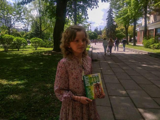 У Рівному презентували книжку юної Марійки Колеснік і продали на аукціоні її картини