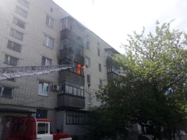 У Сарнах горів балкон багатоповерхівки: пожежники врятували двох людей (ВІДЕО)