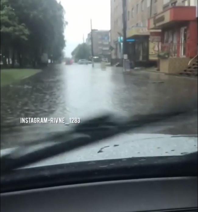 У Сарнах після дощу підтопило вулицю (ВІДЕО)