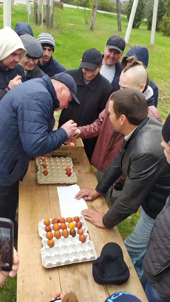 У селі на Рівненщині зібрались на турнір, аби побитись крашанками
