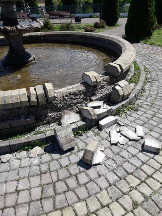 У сквері на Рівненщині розбили фонтан