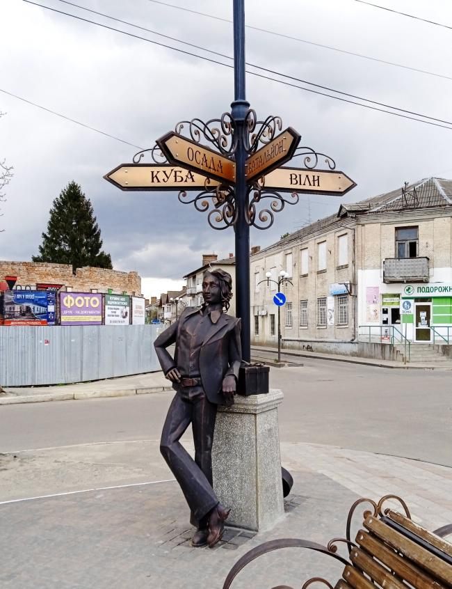 У Здолбунові на "холостяцькому перехресті" встановили нову скульптуру (ФОТО)