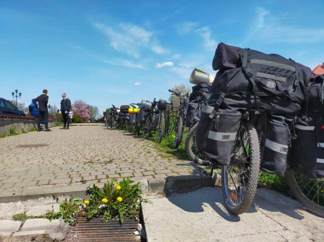 Велотуристи були неприємно здивовані кількістю реклами в місті на Рівненщині
