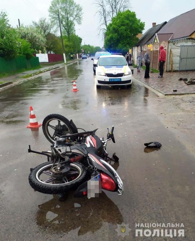 Водійка думала, що встигне проїхати: на Рівненщині зіткнулись мікроавтобус та мотоцикл (ФОТО)