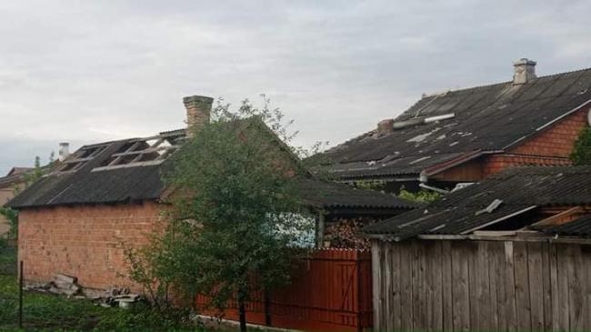 Зламані дерева, розкриті будинки та розтрощені ворота: на півночі Рівненщини вирувала негода (ФОТО)