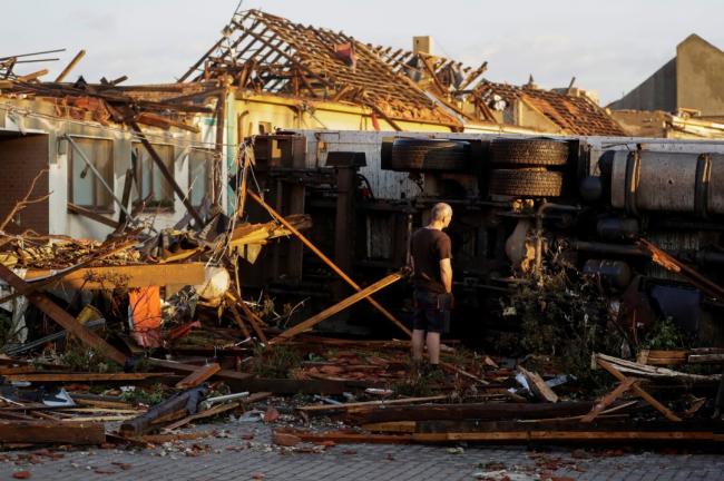 Чехією пронісся страшний торнадо: є загиблі, постраждали сотні людей (ФОТО+ВІДЕО)