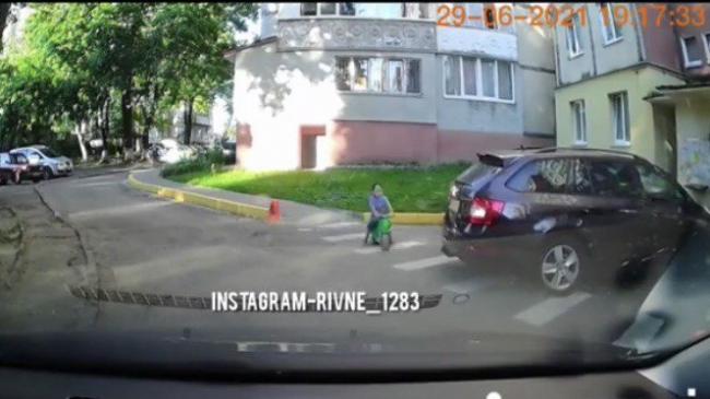 Камера зафіксувала, як авто ледь не збило дитину у Рівному (ВІДЕО)
