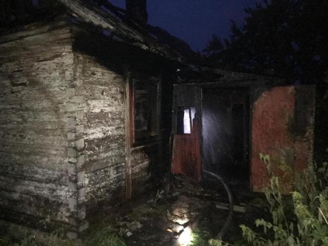 Могли підпалити безхатченки: у Костополі горів будинок