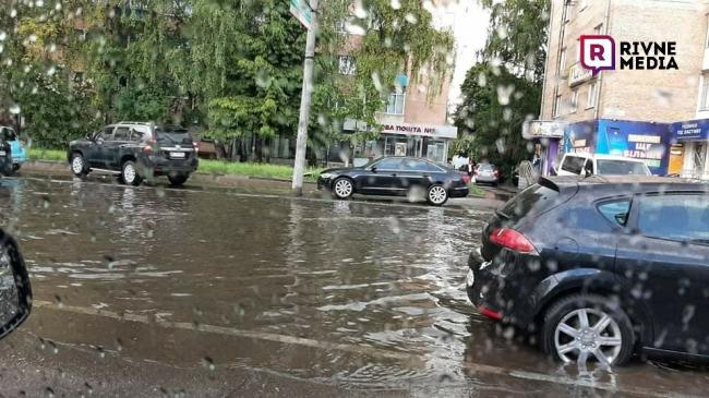 На дорогах - ріки: вулиці Рівного підтопило після зливи (ВІДЕО+ФОТО)
