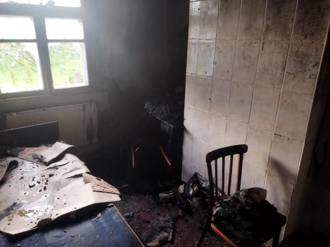 На півночі Рівненщини горів будинок: знищено телевізор, стіл і домашні речі