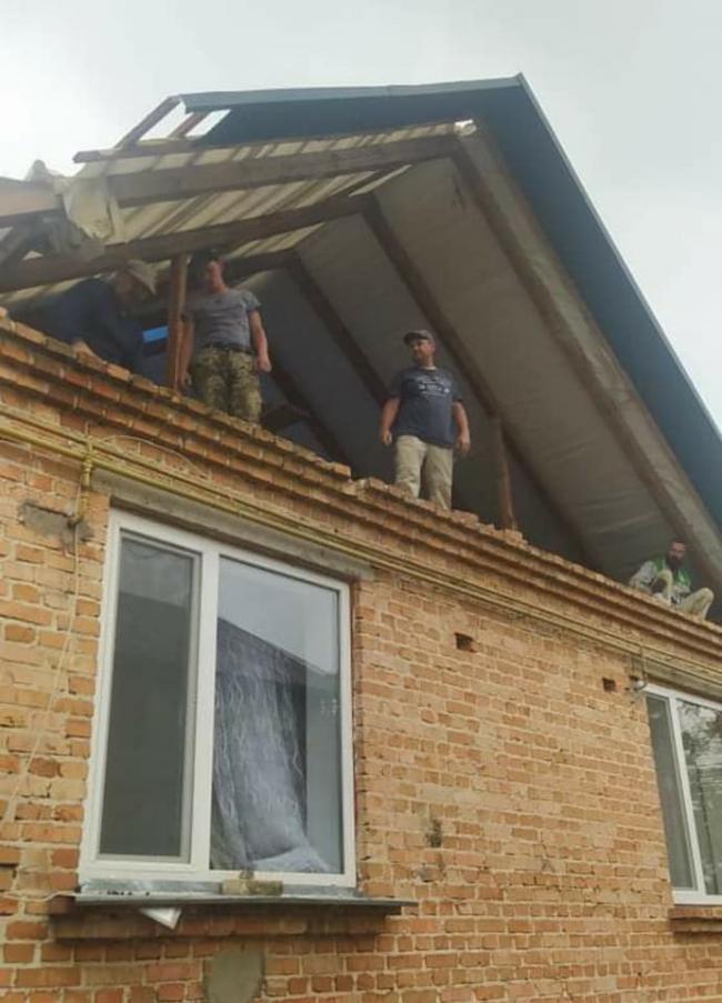 На Рівненщині родина з двома дітьми через буревій залишилась без даху над головою