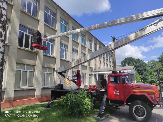 На Рівненщині рятувальники відновлювали дах ліцею, який пошкодив буревій (ФОТО)