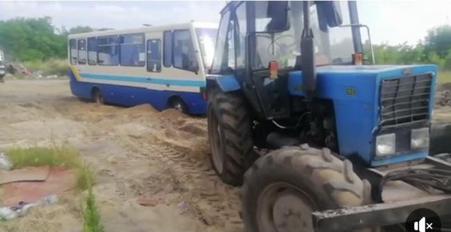 На Рівненщині трактор витягав маршрутку, яка застрягла на ґрунтовій дорозі (ВІДЕО)