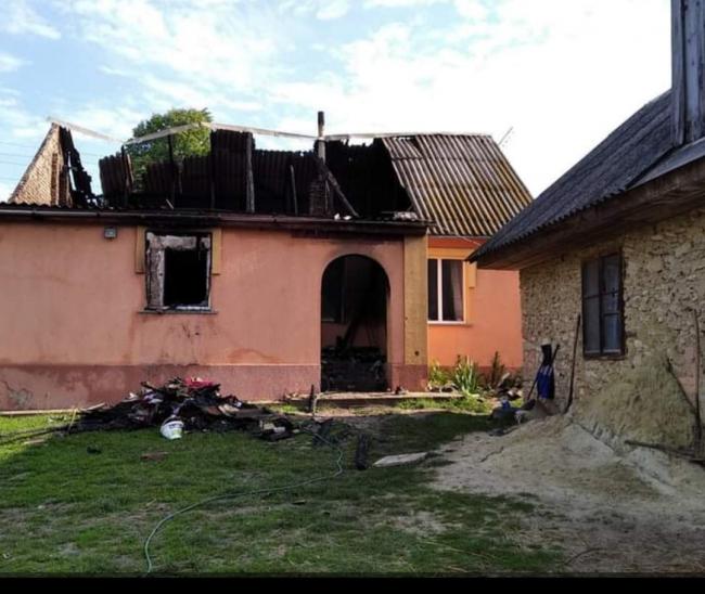 На Рівненщині в сім`ї, яка виховує чотирьох дітей, згорів будинок