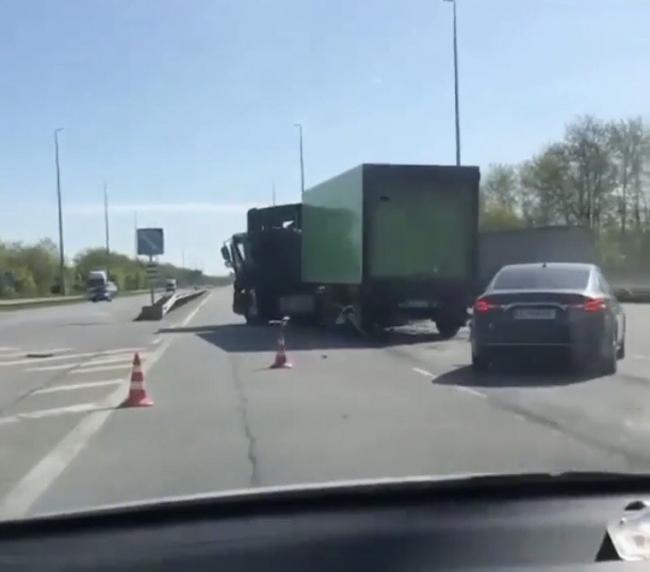 На трасі у Рівненській області  - аварія: кабіну вантажівки добряче зім`яло (ВІДЕО)