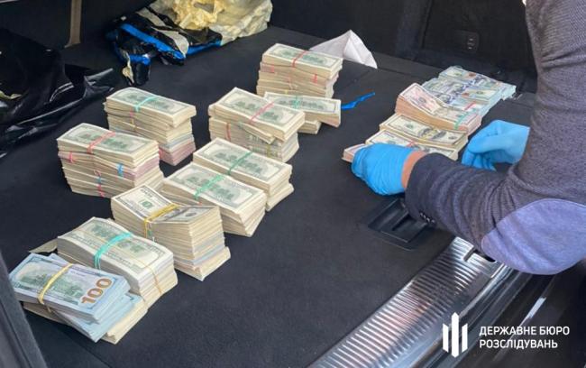 На трасі у Рівненській області обшукали авто митника: виявили понад 700 тисяч доларів