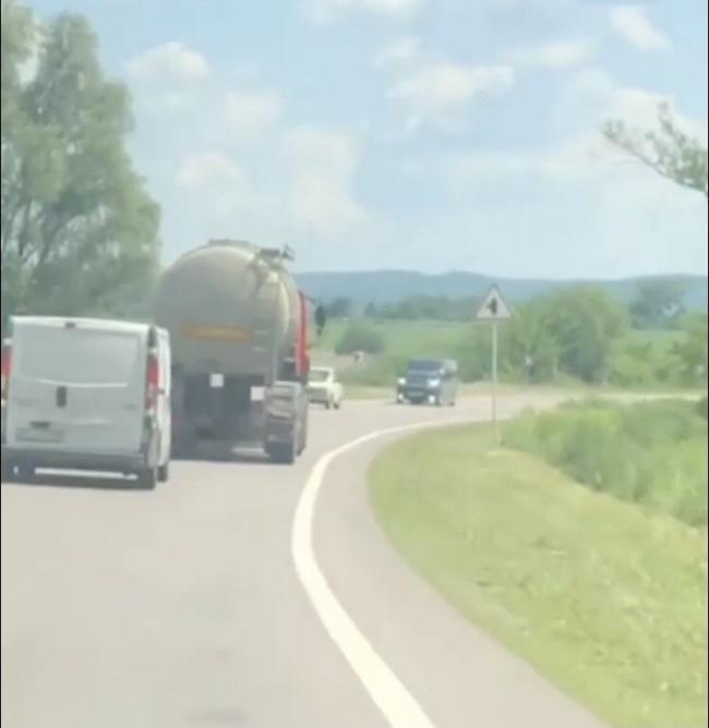 На трасі у Рівненській області п`яний водій вантажівки виляв по дорозі (ВІДЕО)