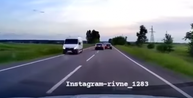 Небезпечні маневри на дорозі Рівне-Костопіль: у мережі показали водія-порушника (ВІДЕО)