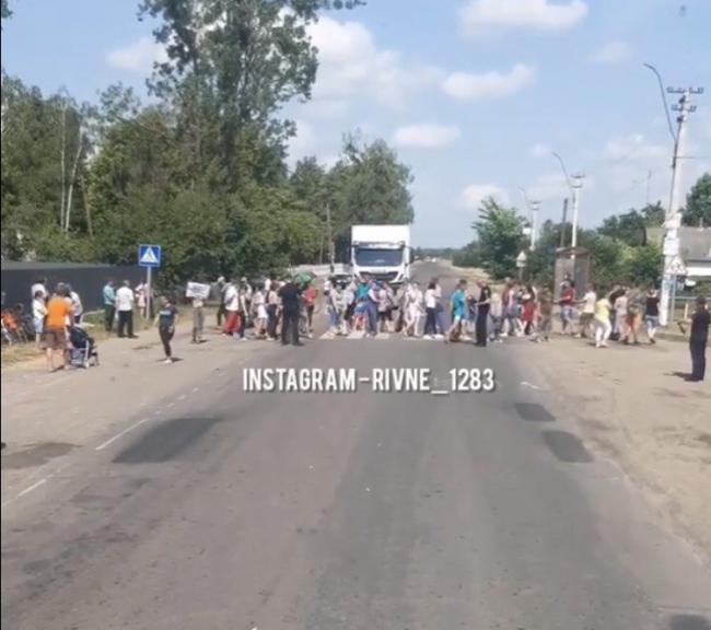 У селі на Рівненщині люди перекривали трасу, щоб зберегти місцеву школу (ВІДЕО) 