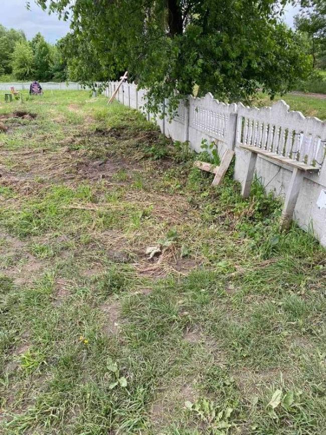 У селищі на Рівненщині негода понищила могили на кладовищі (ФОТО)