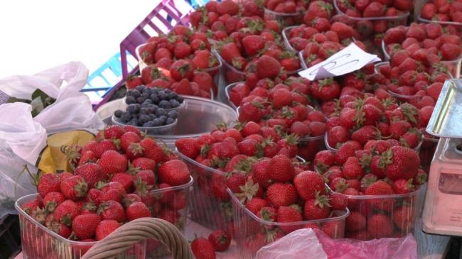 Фрукти, ягоди і овочі: хто та як перевіряє товар на ринках у Рівному?