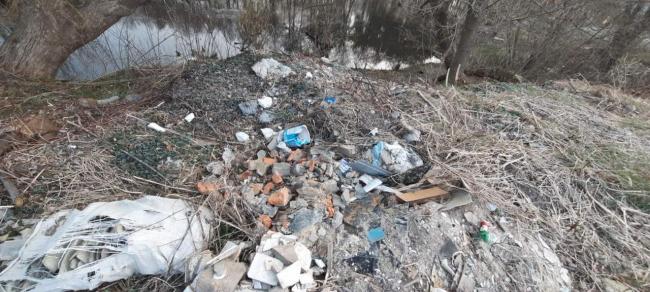 У Костополі біля лікарні невідомі викинули будівельне сміття