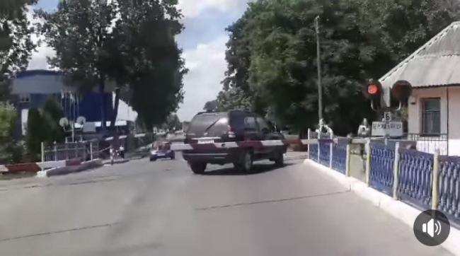 У Костополі водій авто хотів "проскочити" через переїзд, але опинився у пастці (ВІДЕО)
