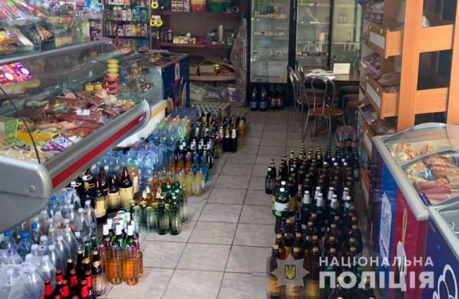 У сільському магазині на Рівненщині поліція вилучила більше 400 пляшок нелегального алкоголю