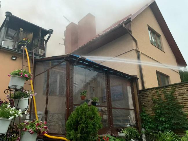У Рівному горів приватний будинок: рятувальники показали, як гасили вогонь (ВІДЕО)