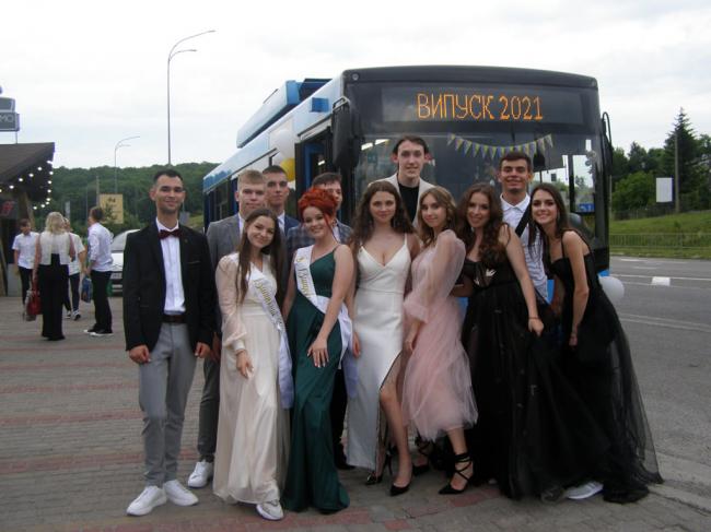 У Рівному випускники орендували на вечір тролейбус (ФОТО)