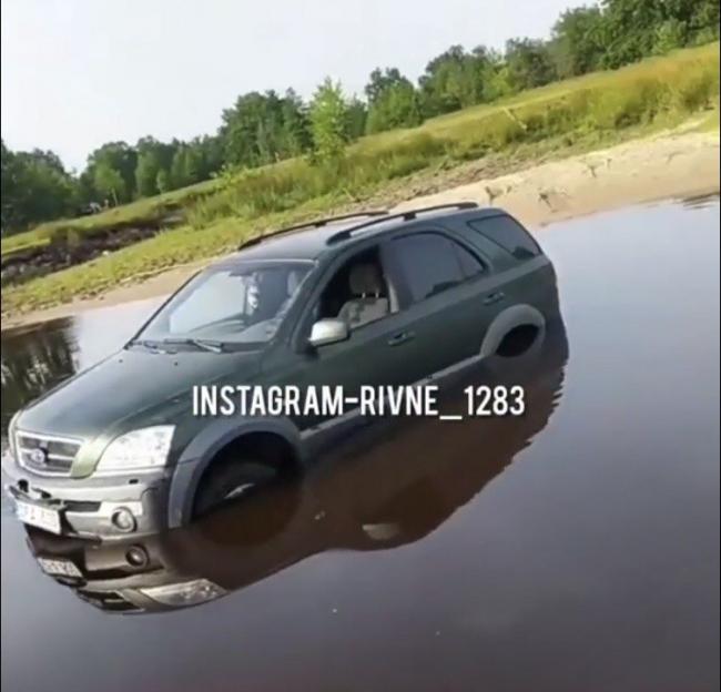 У селі на Поліссі позашляховик опинився у воді (ВІДЕО)