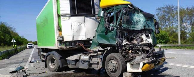 Врізався у попутню вантажівку з цеглою: у ДТП на Рівненщині травмувався водій