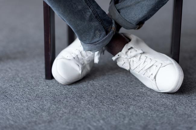 Як відмити білі кросівки: поради щодо догляду