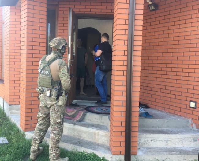 Зброю, боєприпаси та сигарети виявили під час обшуків у селі на Рівненщині (ФОТО)