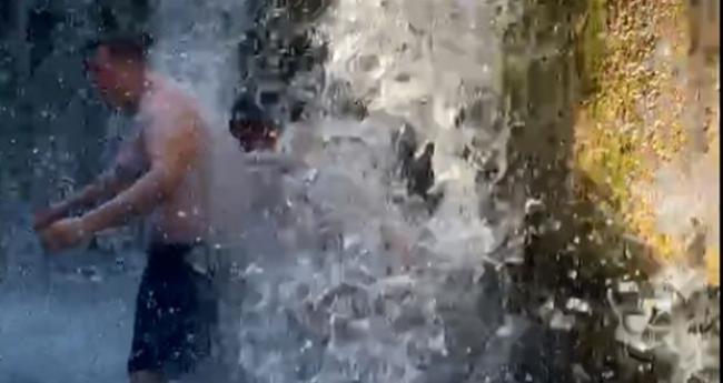 Жителі Рівненщини рятуються від спеки під водоспадом (ВІДЕО)