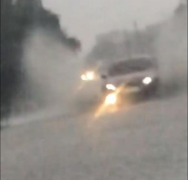 Автівки у воді: селище на Рівненщині підтопило після зливи (ВІДЕО)