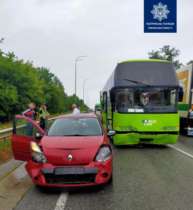 Біля Рівного водій пасажирського автобуса вчинив потрійну ДТП