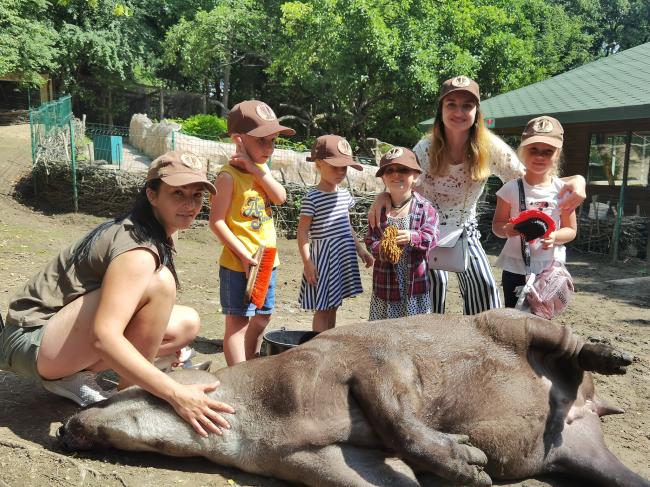 Годували кіз та мили тапіра: у Рівненському звіринці пройшов тиждень зоокіпера (ФОТО)