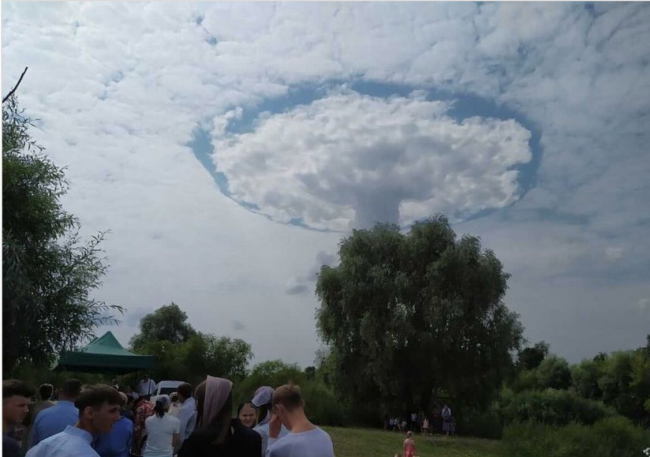 Мешканці села на Рівненщині помітили хмари незвичної форми (ФОТО)