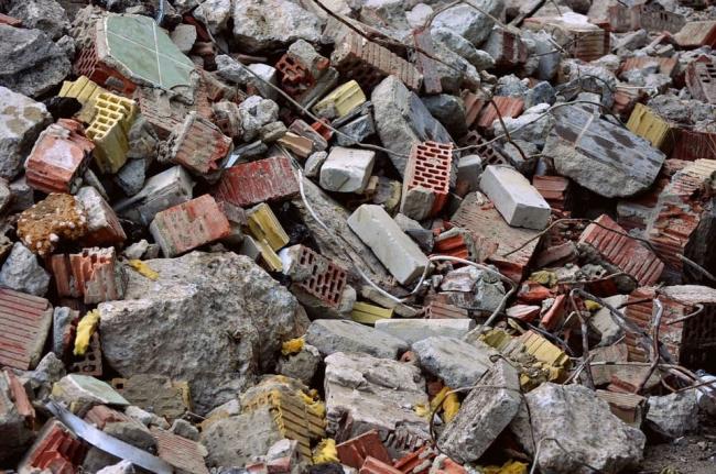 Житель Рівненщини заплатить штраф за те, що викинув гору будівельного сміття на узбіччі
