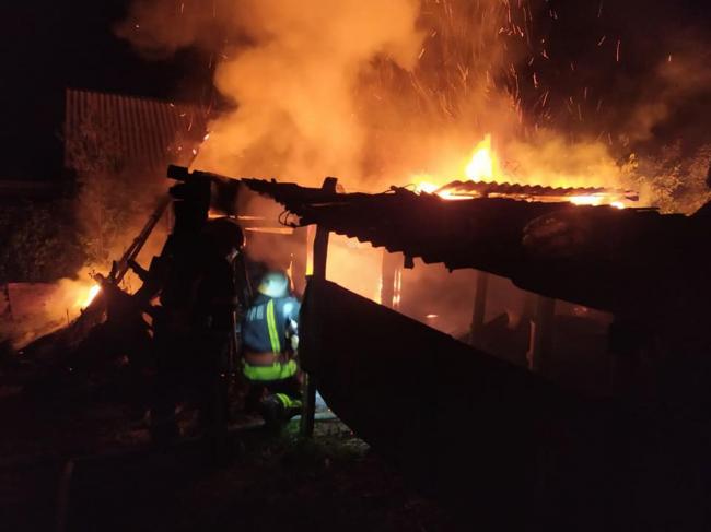 На півночі Рівненщини вогонь із палаючої будівлі ледь не перекинувся на будинок