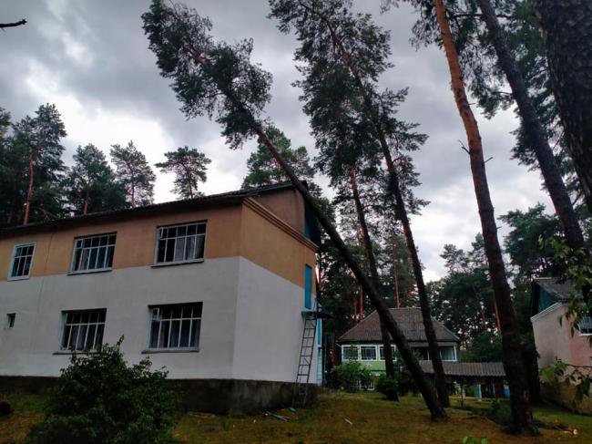 На Рівненщині дерево впало на дах будинку в дитячому таборі (ФОТО)