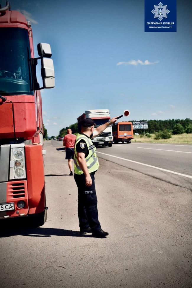 На Рівненщині патрульні зупиняють вантажівки через спеку