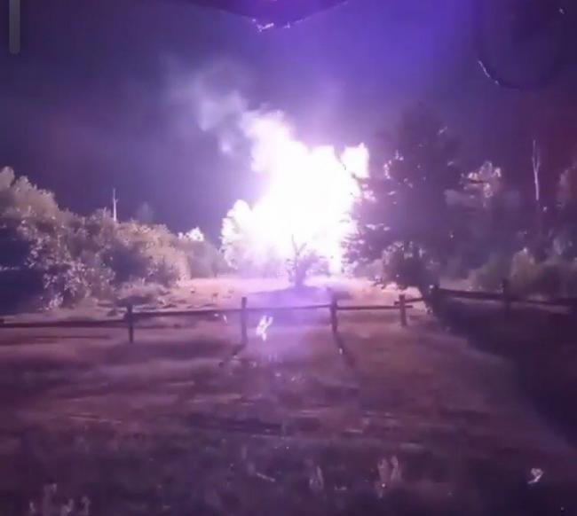 На Рівненщині після удару блискавки спалахнула електроопора (ВІДЕО)