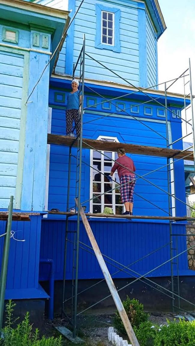 На Рівненщині жителі всім селом фарбують церкву