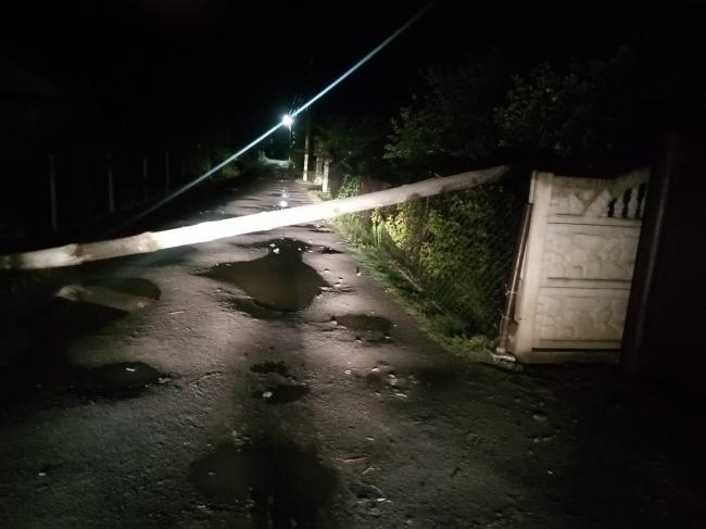 На Рівненщині повалена електроопора перекрила дорогу (ФОТОФАКТ)