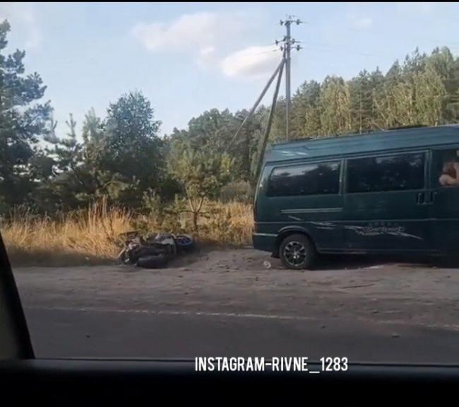 На Рівненщині сталась ДТП з мотоциклістом: на місці працювали медики (ВІДЕО)