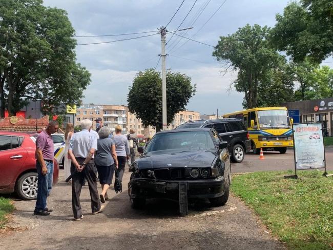 На Рівненщині сталася аварія: зіткнулися "Мерседес" і "БМВ"