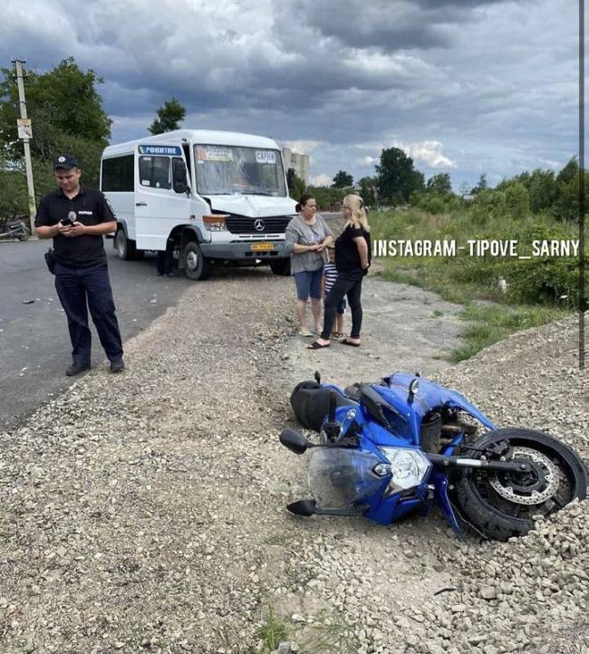 На Рівненщині не розминулись мотоцикліст і водій маршрутки (ФОТОФАКТ)
